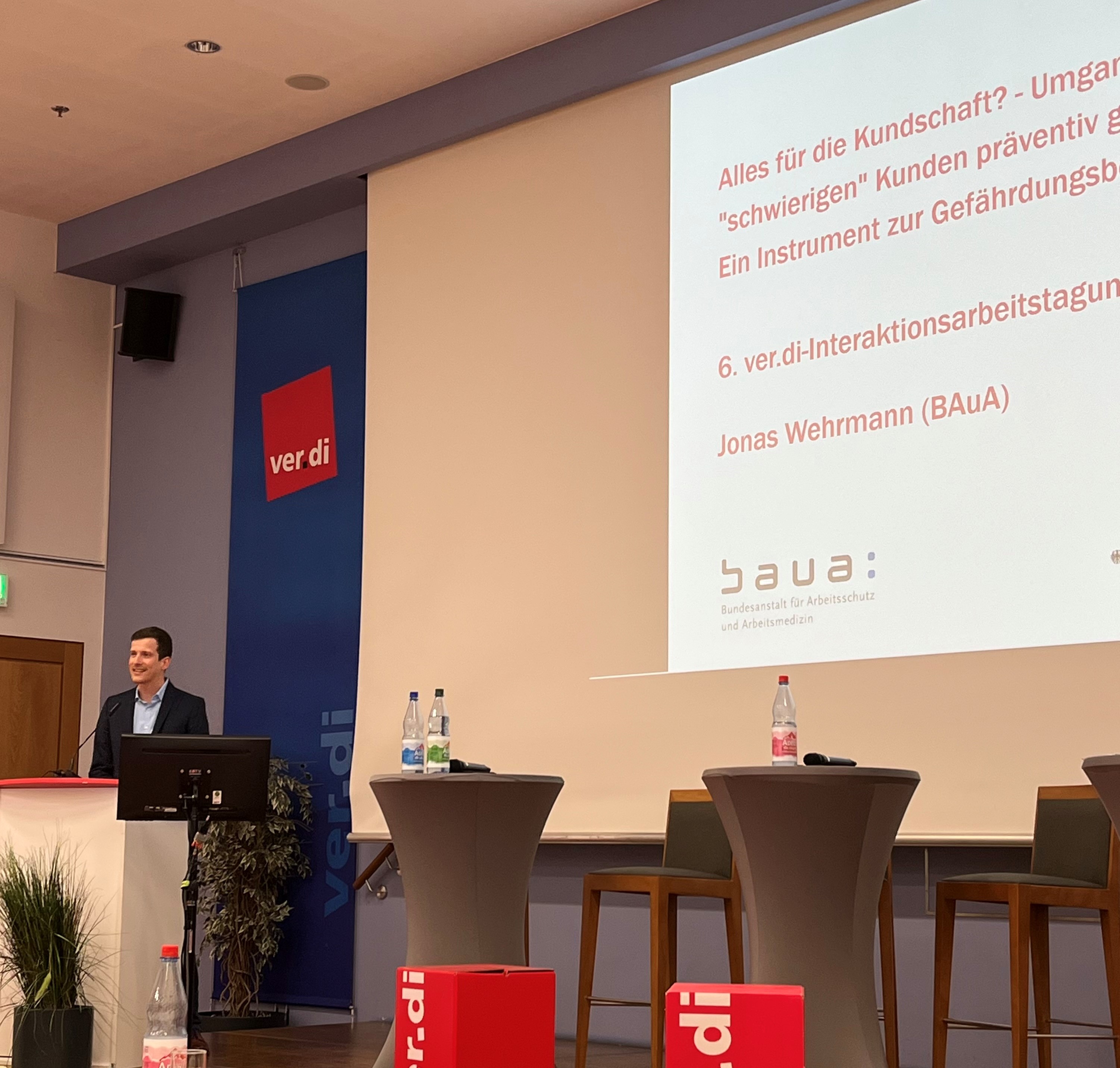 verweist auf: Ein Rückblick auf die 6. ver.di-Tagung „Arbeiten mit Menschen – Interaktionsarbeit humanisieren“ 6. ver.di-Tagung "Interaktionsarbeit humanisieren" (verweist auf: Ein Rückblick auf die 6. ver.di-Tagung „Arbeiten mit Menschen – Interaktionsarbeit humanisieren“)
