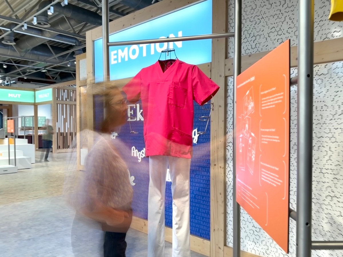 verweist auf: Interaktionsarbeit von der Theorie in die Praxis: Ein Jahr DASA-Ausstellung „Dienstleistung“ Dienstleistung (verweist auf: Interaktionsarbeit von der Theorie in die Praxis: Ein Jahr DASA-Ausstellung „Dienstleistung“) (Bild hat eine Langbeschreibung)