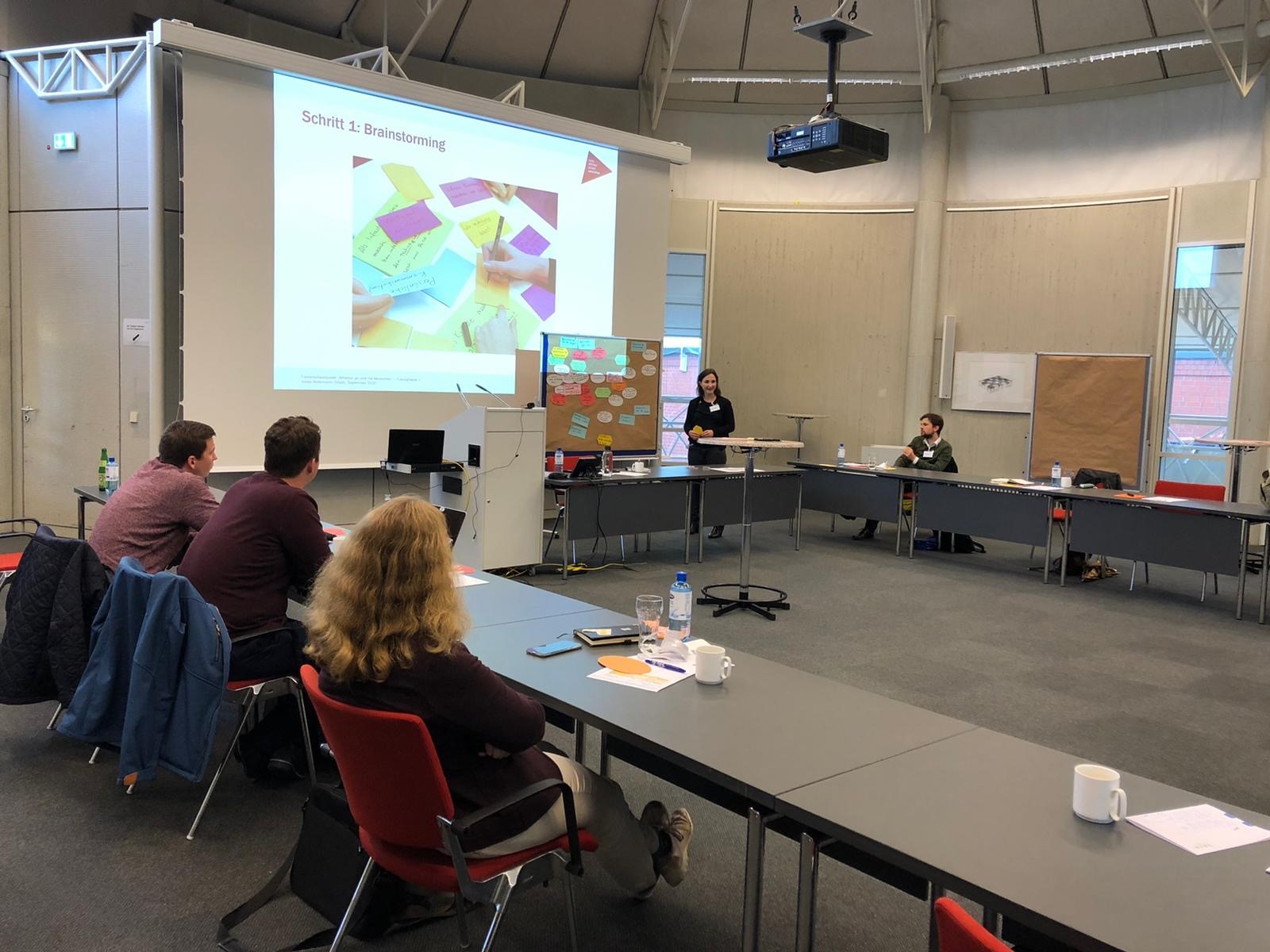 verweist auf: Erfolgreiches erstes Fokusgruppentreffen der Fokusgruppe „Direkte Interaktion zwischen Dienstleistungsgeber und Dienstleistungsnehmer“ Fokusgruppe 1 Treffen am 07.10.2020 (verweist auf: Erfolgreiches erstes Fokusgruppentreffen der Fokusgruppe „Direkte Interaktion zwischen Dienstleistungsgeber und Dienstleistungsnehmer“)