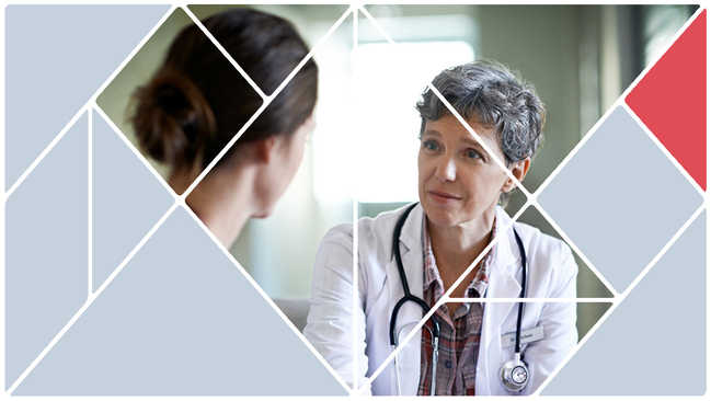 Ärztin im Gespräch mit Patientin (Quelle: iStock / kupicoo) Ärztin im Gespräch mit Patientin