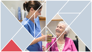 Altenpflegerin reicht älterer Dame eine Zahnbürste (verweist auf: Beschäftigte in der Pflege für Beteiligung an Forschungsprojekten gesucht)