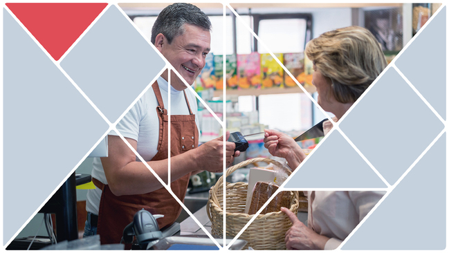 Kassierer und Kundin unterhalten sich an einer Kasse (Quelle: iStock / andresr) Kassierer und Kundin unterhalten sich an einer Kasse