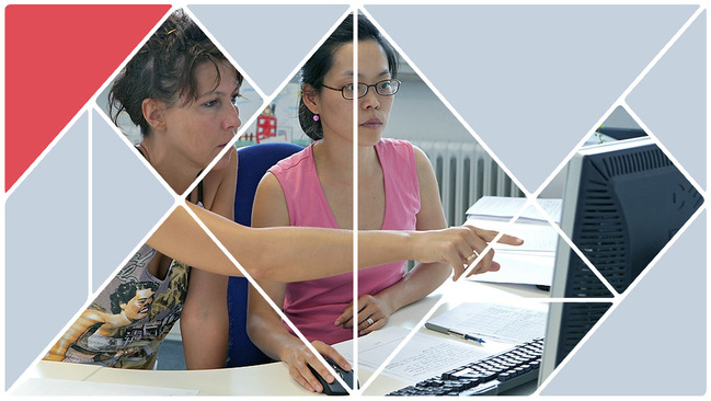 Kolleginnen diskutieren im Büro (Quelle: Uwe Völkner, Fotoagentur FOX) Kolleginnen diskutieren im Büro