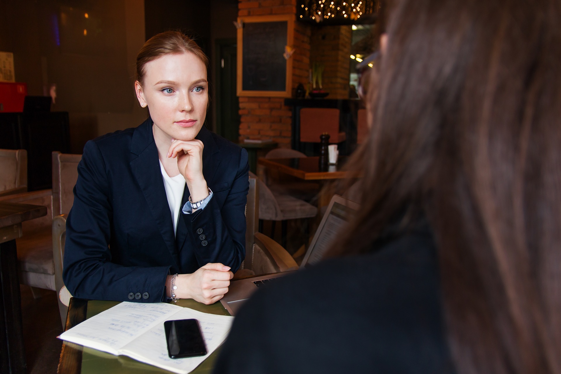verweist auf: Wie sind in Ihrer Organisation die Arbeitsbedingungen bei der Arbeit mit KundInnen, MandantInnen und BürgerInnen? Bild zum Interview (verweist auf: Wie sind in Ihrer Organisation die Arbeitsbedingungen bei der Arbeit mit KundInnen, MandantInnen und BürgerInnen?)